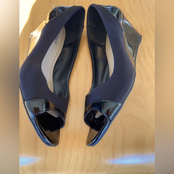 Ellen Tracy Open toes shoes! Super comfy! - Picture 2 of 6